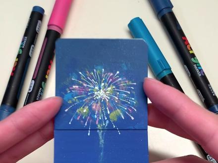小鼻嘎丙烯马克笔翻翻乐 2毛的翻翻乐本子也能画出自己满意的画,怕自己三分钟热度可以先尝试画小本,先画起来吧,三分钟热度就有三分钟收获~简单易上手的烟花马克笔绘画教程,希望能开启你的绘画之路~#翻翻乐 #丙烯马克笔 #丙烯马克笔绘画 #烟花绘画教程