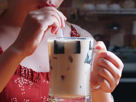 会做的人越多,倒闭的奶茶店就越多!#跟着抖音学做菜 #一杯奶茶的快乐 #烧仙草 #夏天的味道 #纯手工零添加 #仙女都在喝什么
