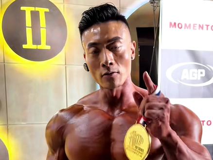 健体徐霞客龙容城✨韩国AGP职业赛夺冠🏆击败赵师复仇菲利克斯💯10分拿下💪积分榜上升全球第七!龙容城这侧腹肩膀爆拉丝👍胸肌厚度如古典选手的状态⭕️包括造型都是一场一场磨出来的😂个人展示虽很有风格🌊但之前定格造型不行,如今形体也越发锐利紧致🏄🏻♂️未来展背造型还可以再调整🤔参考瑞安特里的经历Vtaper会更好!寰际北京职业赛再遇赵师?谢仁义也参加表演会很精彩#健美 #健体徐霞客 #奥赛 #精神氮泵 #奥赛显微镜