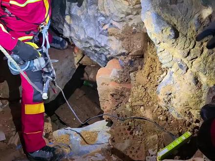 清理贾鲁河源头之圣水寺洞穴 公益清理郑州贾鲁河源头的圣水寺圣水泉溶洞,720洪水时把圣院的水泥墙 石块 砖头 淤泥等杂物冲到了洞水,造成了圣水泉1到3层的堵塞,今天的工作主要是清理第一层,消除安全隐患,并且把第一层堵塞的大块垃圾破碰并清除!#郑州漫行户外 #圣水寺 #贾鲁河 #贾鲁河源头 #洞穴探险