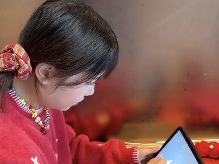 教程|带你提前预制马年新春VLOG素材! 到新年啦!前两年呢我都自己手搓了新年vlog素材,多少有点经验啦,这期视频从AI生成和手绘小马两个部分,来分享我制作新年vlog素材的方法~
AI生成:生成的指令会在评论区分享给大家哦,大家可以根据自己的喜好更改指令里的设计风格和配色噢,搜集到喜欢的纹样素材也可以用这串指令进行二创,比如我把霸王茶姬的马年纹样贴纸用AI再生成了一遍,更加丰富了我的贴纸素材库
手绘素材:只需要先画出小马的基本型,剩下的就完全可以自由发挥啦,画出你自己的‘专属小马!可以把画好的小马,画进霸王茶姬的新年杯贴里,一杯马年限定奶茶就出现了!还可以加上一点拼贴创意~成为新年朋友圈坠特别的存在!
我真的很喜欢这种把自己的新年小设计,用到真实生活里的感觉!
如果你也在霸王茶姬小程序里画了自己的新年杯贴,或者用我这套方法做了马年 vlog 素材,欢迎分享在评论区~我真的很好奇大家的‘小马’都是什么样的!
#vlog #青年创作者成长计划 #新年