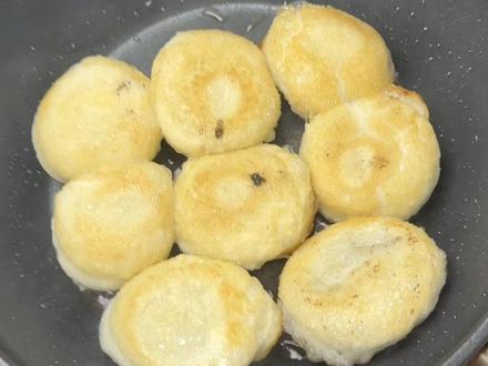 冬至你们是吃汤圆还是饺子呀?今年冬至换个新吃法,把汤圆煎着吃!#今年冬至吃脆皮汤圆 #脆皮汤圆 #煎汤圆 #汤圆的神仙吃法 #冬至这一口香迷糊了