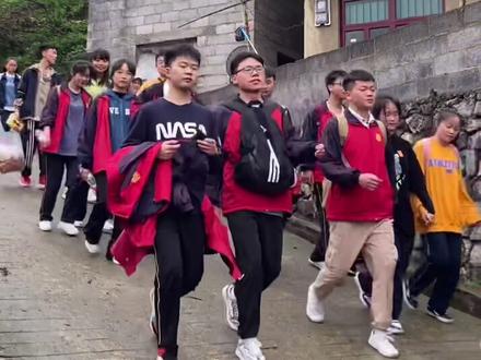 #高三拉练 #织金一中 我们都在尽全力奔赴各自美好的人生,每一个在高考路上拼尽全力的你们都是光,为你们骄傲!