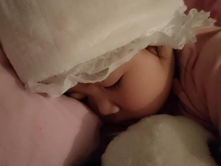 现在是凌晨4点15,我家宝宝发烧38.4度,用尿不湿退烧是真的有用,亲测有效,刚刚敷上去十几分钟就从38.4降到了36.9,尿不湿倒入45度的温水,反过来敷在宝宝头上,比退热贴还管用,宝妈们可以试一试,原所有宝宝们都能平安度过。#孩子生病妈妈揪心 #婴幼儿新冠#合力战疫守护宝宝健康