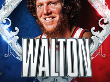 #NBA75周年 【75大巨星巡礼:比尔-沃顿】沃顿在他的职业生涯巅峰期,曾是可以和张伯伦、贾巴尔和拉塞尔相提并论的超级中锋。1974年以状元秀的姿态进入联盟,在1977年就带领开拓者夺冠,又在一年之后拿下常规赛MVP。无论是投篮、策应还是防守,都曾是联盟的标杆级别的长人。可惜受困于伤病的困扰,让沃顿过早的陨落,但他还是在生涯的后期,以第六人的身份帮助凯尔特人夺冠,用完美的结局,为他并不完美的职业生涯画下句点。