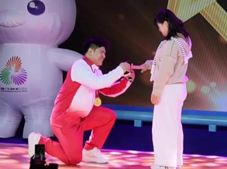 双喜临门!刘焕华夺冠后现场求婚,全场沸腾! #全运会#举重#刘焕华#求婚