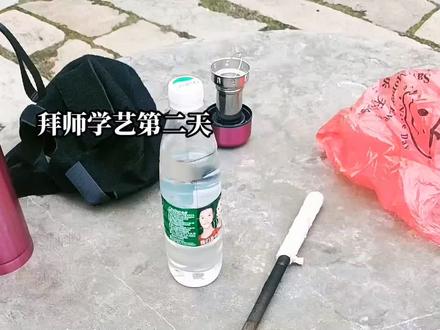拜师第二天学喷火,喝了好多油啊!#让老祖宗留下的东西继续发挥作用 #愿众生平安健康幸福安康万事如意 #传承弘扬中国传统文化 #现场实拍 #非遗 @川→剧(变脸)徐涛