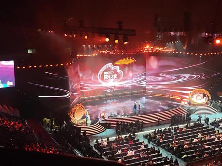 微博之夜,姚晨,杨幂上台领奖!!!有粉丝在大喊退票?尴尬,姚晨讲完话,和杨幂一起匆匆下台了。是谁惹的祸?😂有一段时间他俩在台上。喊的比这声音大多了,我没录下来。