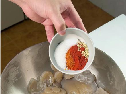 🔥喜欢Hello Kitty和喜欢魔芋爽的都沉默了 寻思过年给女朋友做点小零食
灵机一动买了一整个魔芋
从头开始做个魔芋爽
削皮切块 打碎研磨 倒入碱水
再放进模具里
凝固后加醋煮一煮
倒上油泼辣子+麻酱拌一拌
你别说还真有点那个味了~
#抖音美食创作人 #魔芋爽 #自制零食 #青年创作年终讲 #青年创作者成长计划