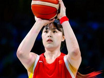 65-80!中国女篮惨败比利时!宫鲁鸣迷信三塔:暴露巨大差距 15分惨败!中国女篮遭比利时血洗,外线失准与内线迷失暴露致命短板。三分球16中3!中国女篮不敌比利时,外线哑火成失利头号杀手。李月汝韩旭双塔失灵!合计20中5,战术单一遭比利时针对性打击。18岁张子宇独木难支!砍下20分11篮板,难救中国女篮于水火。宫鲁鸣战术引争议!迷信“三塔”阵容,却因节奏缓慢被对手打爆。#中国女篮 #女篮世预赛 #中国女篮VS比利时 #宫鲁鸣 #张子宇