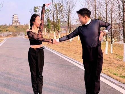 原创休闲牛仔舞 一曲《踏浪》响起,瞬间把记忆拉回了那个踩水花的夏天。这支全新的原创牛仔舞,送给想找回青春、找回自我的你我他✨💃 #春晚踏浪 #青春不散场”#踏浪牛仔舞 #双人拉丁舞 #成人休闲拉丁