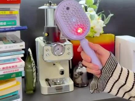 一边喷雾一遍梳头的#气囊梳 还能一键清理头发,女生用过真的离不开它了#头发护理#梳头#梳子#气囊梳