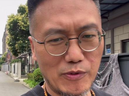 被500万人看的肯德基车速取,今天我再体验一把,把过程给大家看看,车速取的升级版是沿街取,是给那些不具备把车开到窗口的店铺提供的顾客服务,尤其早餐,时间敢,就餐时间集中,这样提前下单,到街就取的服务,利大于弊。
#真实生活分享计划#肯德基#肯德基车速取