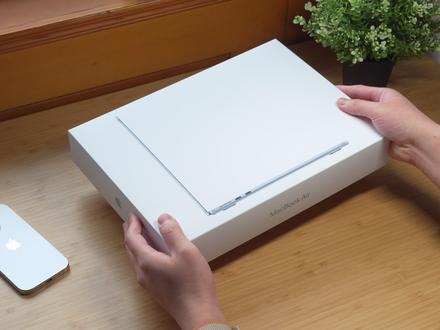 天蓝色 MacBook Air M4 开箱 + 两周评测 本期视频开箱评测天蓝色的 MacBook Air M4。又是一个清新舒适的新蓝色,饱和度非常淡,质感清澈细腻。对于喜欢的蓝色的小伙伴值得入手。M4 芯片的加入让 MacBook Air 性能有了自 M1 以来的比较大的提升,尤其是 CPU 性能非常惊喜。并且加入了 32GB RAM 和两台外接显示器支持,生产力得到加强。除此之外,设计并无太大变化。价格是 M4 MacBook Air 的亮点,使它目前成为性价比最高的 Mac。对于那些还在用 M1 的钉子户以及从未用过 Mac 的新鲜人,M4 MacBook Air 将会是最好的更新和入手时机。
#笔记本电脑 #数码科技 #MacBook #MacBookAir #Mac