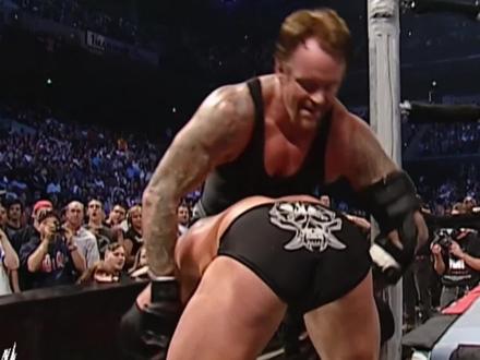 极限铁链赛,送葬者使出禁招打桩机,能否终结猛兽? #WWE #wwe摔角 #送葬者 #布洛克莱斯纳