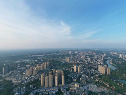 川南不靠江的城市,自贡。川南的宜宾和泸州,是四川仅有两座沿长江的城市,内江也有沱江,剩下的就只有自贡不靠江了。如今的自贡已是中等城市,川南区域中心城市,成渝经济圈南部中心城市,地处成渝地区双城经济圈建设南翼。#自贡