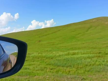 传说中治疗疑难杂症的蒙医,如今也成为了我们的寄托。近700公里的路,晚上4点半挂上了当天最后的一个号,只花了10元钱,心里暗自欣喜没上黄牛的当,省去300元挂号费。因为去的晚,再加上当天有几个大客车医院里没有了住的地方,热心的前台工作人员介绍了山上的住宿,环境干净而明亮,晚上吃了蒙族饭店的一盘木须肉,口味和家里差不多,宾馆的大姐很是热情,房间调了两次,没有一丝的不耐烦。清晨的第一缕阳光,温柔而又朦胧,一眼看到云山雾罩的远方,让焦虑的心柔软了许多。早餐过后的7点钟,已经有许多人排在了诊室的门口,我们也不例外,队伍中的陌生面孔,谈论的却是一个话题,那就是蒙医王布和,创造的神奇故事,大概这其中的每一个人,都希望奇迹能够在自己这里再现把。差不多一个小时,轮到我们三秒钟的诊脉,简单专业精准,之后开药方付款,等药的时候才知道,因为医生有事,我们是上午的最后一个患者,排在我们身后的许多人,在我们拿药走的时候还依然在排队等候。用老公一句经典语录结束求药经历:一切都是最好的安排……
最后想说的是,有要去不踩坑的,我可以无偿分享……
#求医问药
#健健康康