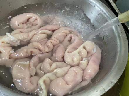 广东大厨原来是这样清理大肠的,难怪不腥不臭,味道很棒。