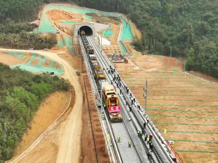 今年内通车!3月20日,南凭高铁崇凭段全线铺轨完成,南宁至凭祥1个多小时通达!#崇左 #高铁铺轨现场 #中国高铁中国速度 #好消息 #施工现场实拍 (部分素材来源:凭祥市融媒体中心 拍摄剪辑:陆世涛)