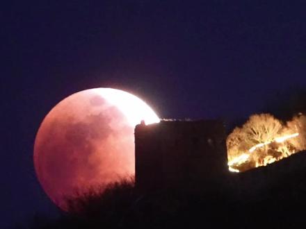 直播中的一个片段,月食刚好在司马台长城上升起来的瞬间