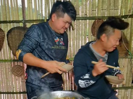 这样做的羊杂能下两碗大米饭。挖红苕的伯伯都被吸引过来了#农村美食 #抖音小助手 @DOU+小助手