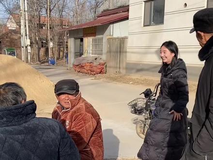 女婿知道老丈人的爱好,专门买了烟,不想闺女嫁的远,虽然离得近但还是跟远嫁一样#女婿 #农村生活 #传递正能量