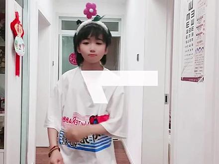 #教室座位分布图 #慢动作 #教程 大家猜猜我做在第几排啊……#手势舞 #嘟嘟二爷手势舞 #可爱 #10后 #与我合拍 #我要上热门 @DOU+小助手