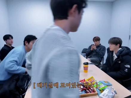 灿烈kai世勋一起做的迪拜曲奇🐾#EXO