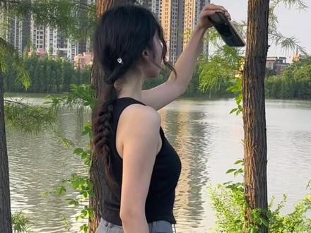 俯拍教程来啦!!!#俯拍教程 #拍摄姿势不重样 #吊带背心 #工装裤 #显瘦穿搭