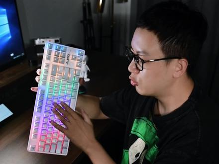 家人们,你们要的灯光效果调节教程来啦!这样一把多种灯光效果,还支持三模连接的机械键盘,你们爱了吗!!!#机械键盘 #游戏外设 #黑爵ak40pro #黑爵 #男人的玩具