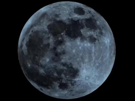 2026年3月月全食拍摄教程! 2026年月全食的速览信息:
日期:2026年3月3日
类型:月全食(“血月”)
整体持续时间:5小时39分钟
全食持续时间:58分19秒
全食(红月亮)可见地区:东亚、澳大利亚、新西兰(当地时间为3月4日)、太平洋地区、北美洲和中美洲、南美洲最西部
偏食可见地区:南美洲大部分地区和中亚
不可见地区:非洲、欧洲
另外,记得这几个时刻:
偏食开始:17:50
全食开始:19:04
食甚(最红):19:33
全食结束:20:03
月全食值得记录的几个特殊现象:
血月 🌕
全食阶段(食既至生光)月亮会变成暗红色,是月全食最壮观、最值得拍的画面。
月球蓝带 🔵
在 "食既" 前几分钟和 "生光" 后几分钟,月亮边缘可能闪现罕见的蓝绿色光带,这一现象持续时间极短,是考验拍摄者耐心和技巧的绝佳目标。
月亮与星星同框 ✨
月全食时月亮变暗,周围的恒星会显现,能拍到“星月同框”的特别画面。
延时摄影 🎥
拍下从初亏到复圆的完整过程,再做成几分钟的延时视频,展现月食的动态之美。
#月全食 #月全食2026元宵节 #元宵节月全食 #血月 #元宵节