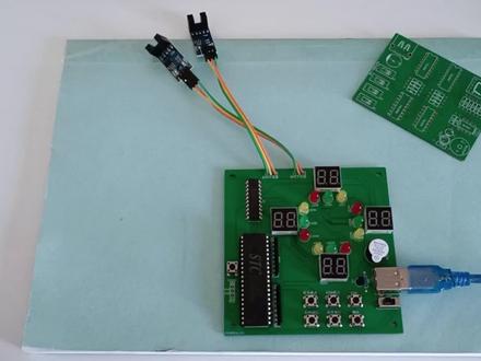 单片机交通灯设计红绿灯智能信号灯车流量检测
1.采用四方向数码管显示时间的设计,更加符合真实的交通信号灯设计;
2.采用74HC245芯片驱动数码管,使数码管更亮,白天看的很清楚哦~~
3.采用红外壁障传感器检测东西南北方向的车流量,自动调节下一周期的通行时间;
4.七个按键:复位、夜间模式、紧急模式、东西通行、南北通行、确定、查看;
5.夜间模式:按下“夜间模式”按键后,四个方向的黄灯闪烁;
6.紧急模式:当救护车、救火车等通过时,按下“紧急模式”按键,四个方向的红灯全部亮起;
7.东西方向和南北方向的通行时间可以分开设置,模拟实际交通中的主干道和支干道。