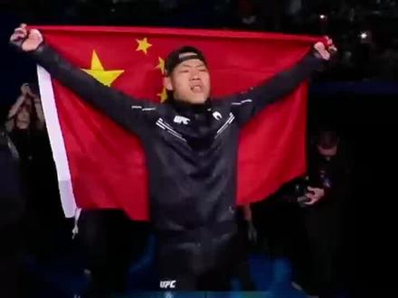 #李景亮vs普拉特斯 #李景亮 #李景亮遭巴西选手普拉特斯第二回合KO
UFC305的比赛在澳大利亚珀斯打响,主赛第一场,次中量级李景亮对阵普拉特斯。第二回合普拉特斯击倒李景亮获胜,李景亮站起来后与对手拥抱致意。