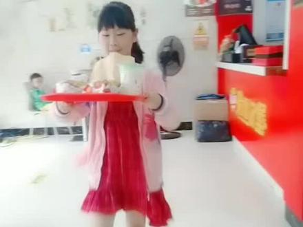 后续报道 被涵瑶套路了 说好去吃炸酱面的 先经过的汉堡店 涵瑶说要下车一下脚疼 一停车涵瑶就往汉堡店里跑😂