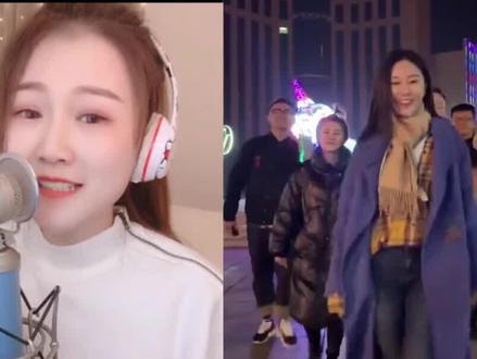 当奉节的江风撞上张禾禾的嗓音,这首《逃之夭夭》真的绝了!
家人们,谁懂啊?张禾禾在奉节索图大舞台开嗓的那一刻,我感觉整个大峡谷的空气都跟着颤动了。
如果说原唱是凄美的离别,那张禾禾的版本就是一场灵魂的“突围”。她站在舞台中央,那种极具穿透力的爆发力,像是一把利刃直接划开了奉节的夜色。尤其是高潮部分,那种略带沙哑却又韧劲十足的唱腔,把“逃之夭夭”里的那份决绝和洒脱,唱得淋漓尽致。
你看台下的观众,眼神里全是被点燃的光。这哪是简单的商演?这分明是一场关于自由的现场布道。张禾禾最厉害的地方,在于她能把这种大舞台的氛围感直接拉满,明明是那么广阔的户外场地,她的声音却能精准地锁住每一个人的耳朵,让你避无可避,只能跟着她的节奏陷入那场情感的旋涡。
奉节的山水给了她底气,而她给了这首歌全新的骨骼。很多人看视频说,听完之后有一种想立刻拎起背包远走高飞的冲动。这种能击碎现实焦虑、唤醒内心热血的歌声,才是短视频时代最稀缺的生命力。
如果你还没听过这个版本,真的建议你戴上耳机,感受一下那种从胸腔喷薄而出的力量感。张禾禾,这次真的唱到了人的心里。
#评论解说 #上热搜#正能量 #张禾禾 #逃之夭夭