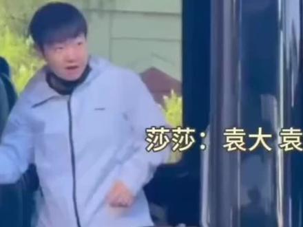 在莎莎心里德华就是自己的爸爸,每场比赛袁大大都会陪在莎莎身边,这次莎莎受伤德华是最心疼的和佳佳一起陪莎莎回北京,莎莎父母早早的在机场等待着,好好养伤,健康最重要