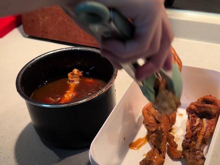 夏日爽口胡萝卜汁 健身上班党的一周备餐
【本周饮食计划】
本期饮食目标:
碳水体重2~3倍,蛋白质1.2倍,脂肪0.5倍,绿叶蔬菜200-300g,饮水量2.5L
🙋以我为例子,体重44kg
碳水=44*2~3倍=88~132g
蛋白质=44*1.2倍=52.8g
脂肪=44*0.5倍=22g
绿叶蔬菜200~300g
饮水量2.5L
.
食材准备和分装
🥬绿叶蔬菜: 西兰花
🥩蛋白质:牛肉,卤鸡腿, 蛋白粉
🍚碳水: 玉米,米糊
🥓脂肪: 橄榄油
🌱微量元素:鱼油,维生素b,维生素c
.
2️⃣ 每日餐食(具体见视频00:09-00:12)
🍳早餐: 玉米
🍽️午餐: 卤鸡腿/牛肉+西兰花+白米饭+胡萝卜汁
🍚晚餐: 番茄+黄瓜
.
3️⃣配料:
00:14 卤鸡腿
00:41 煎牛肉
01:05 胡萝卜汁
01:13 清炒西兰花
01:20 水煮甜玉米
01:35 分装
.
欢迎大家交流呀☺️
#好好吃饭 #vlog十亿流量扶持计划 #抖音美食推荐官 #健身饮食 #低脂低卡