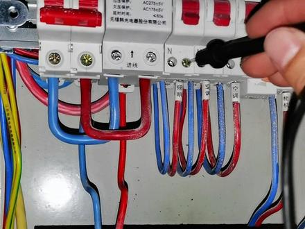 #电工 #知识分享 #技术分享 #教程 #干货 @抖音小助手 @今日头条
家庭用电,过欠压保护器损坏短路