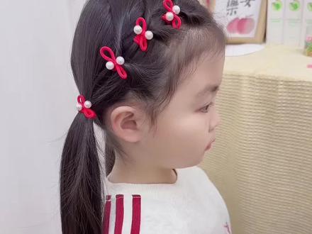 女儿刘海太长挡眼睛,就给她这样扎起来,简单易学又好看#儿童编发 #美美过大年 #编发教程 #日常发型