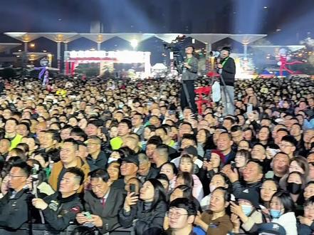 老板唐艺到哪都是人山人海,就是这么牛👍没办法🎊 #湖北荆门园博园#作者现场原创视频@🌈唐艺(22-24号晚7点荆门园博园) @抖加🔥上热门🔥dou+🔥热点宝