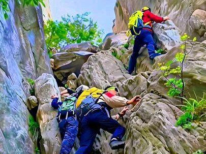 宝柱峰路线最详细视频介绍第二十集 宝柱峰反穿第一个攀爬难点,也是宝柱峰正穿最后一个下降难点。给大家看一下,什么才是真正的户外强者!
强者,就是敢站在三皇寨南天门,从容单手定格山野风光,临崖而立,依旧坦荡自在。
少年,该你勇敢出发了!从南天门这里继续向上前行200米,便可抵达三皇寨核心区域,再往前走30米,到达瑞应峰石刻打卡点,到这里,就正式踏入今天宝柱峰反穿野线的全程路段。
这条路线属于嵩山经典中级攀爬野线,全程崖壁陡峭、路况复杂,惊险与美景并存,难度不低,户外风险极高。
接下来带大家第一视角,沉浸式解锁宝柱峰反穿的第一个核心攀爬难点。实力过硬的强驴,可以顺着岩壁直接向上冲刺挑战。
但在这里郑重提醒所有户外同行:户外攀爬,安全永远第一!来这条线路,一定要穿专业防滑登山鞋,做好全套防护,量力而行,切勿盲目逞强。
攀爬之前先认真估量自己的实力与体能,不必硬撑硬闯。正面岩壁难度太大上不去,就往后稍退几步,从右侧天然岩缝稳步借力上行。
全程攀爬切记手扒脚蹬、抓稳踩实、步步踏实,每一步都稳住重心再向前。
山野从不会辜负热爱,热爱攀爬更要敬畏山野。
不冒进,不逞强,量力而行,平安登顶,安全下山,才是户外攀爬最大的本事。
#一头扎进绿色的山野里
#上抖音分享我的运动生活
#短袖一穿夏天就真的开始了
#上抖音分享我的运动生活
#攀岩人谁懂啊