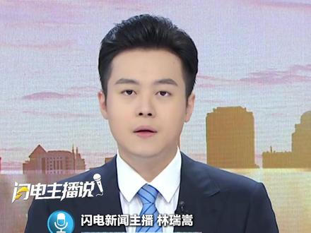 7月16日,在广州地铁车厢里,一位母亲带着年幼女儿恰好找到座位。这时,一位老年女士提出质疑,认为小女孩免费乘车,应该让出座位,母亲情绪激动地表示免费不代表必须让座。#让座 #地铁