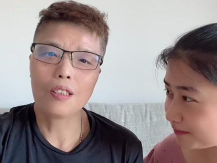 520开个榴莲两个人吃就觉得幸福不完了。小凉先把几块儿小的吃了,拍的时候还盯着榴莲不放。#狼爷和小凉 #爱情 #情侣日常 #幸福 #生活 #开榴莲 #甜蜜520