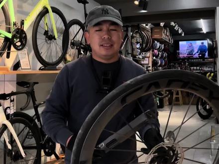 一千个自行车问题一“碳纤维辐条的更换”这是这个系列的第一条视频,多交流,多提升,预计用六年的时间,日常工作货骑行中遇到的简单的困难的有意思的,分享给大家,2031年,再回首这第一个视频不知道有什么感想,让我们开始这场时空之旅吧