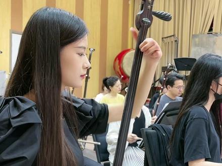 #曲胡 首次和@北京民族乐团 演奏家们合作,真的水平特别的高,感谢老师们帮助完成曲目,特别感谢师父@梁献君 和老师@弦韵郭乐 辛勤培养,预祝25日北京音乐会圆满成功,大家左下方购票✅