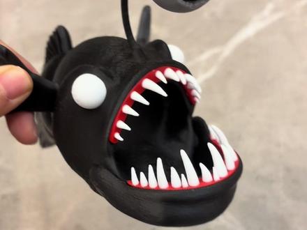 这是一条什么鱼? 其实它叫那不是月亮,它的原型就是一条灯笼鱼
#那不是月亮 #海怪 #灯笼鱼 #鮟鱇鱼 #3d打印玩具