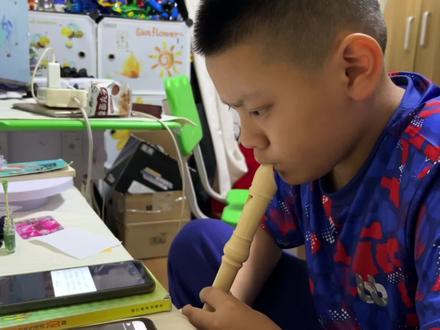 小翔用笛子挑战“孤勇者”,你能给他打几分?老爸请开火影阵之章 #快乐学习快乐成长 #奥特曼卡片 #火影忍者 #少儿才艺 #孤勇者 #笛子独奏