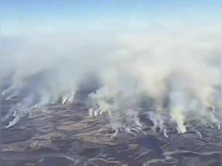 #热点 #烧荒 #放荒 #秸杆 #焚烧
以火为犁,黑土新生——烧荒不是“污染”,是大地的智慧
东北的春风里,总裹挟着烧荒的浓烟。有人皱眉捂鼻,伪专家们更是振臂高呼“禁烧”,将浓烟等同于污染,把传统耕作智慧斥为落后。殊不知,他们不懂黑土地的脾气,更不懂烧荒背后的生存哲学。
烧荒,是黑土地的“自然净化”。枯黄的秸秆、杂草在烈焰中化为灰烬,不仅能清除病虫害、减少农药使用,更能化作天然有机肥,让板结的土壤重焕活力。老辈人说“火过地皮肥”,这不是迷信,是祖祖辈辈用实践验证的真理——没有烧荒的杀菌除虫,没有草木灰的滋养,何来来年黑土地上的五谷丰登?
伪专家们坐在空调房里谈环保,却无视东北农民“春烧荒、秋满仓”的生存经验。他们只看到眼前的浓烟,却看不到浓烟散去后,饱满的稻穗、金黄的玉米;只空谈“污染指标”,却不顾农民减少农药成本、保障粮食安全的现实需求。烧荒的浓烟,是大地新陈代谢的气息,是丰收的序曲,而非环保的敌人。
禁烧的初衷或许是好的,但脱离实际的“一刀切”,只会让农民手足无措。真正的专家,应深入田间地头,研究如何科学引导烧荒、减少烟尘影响,而非一味否定传统。黑土地的丰收,从来不是伪专家的空谈能换来的,而是农民用汗水、用智慧,包括这一场场“以火为犁”的耕耘换来的。
浓烟散尽,沃土重生。烧荒对大地、对农民最真的敬畏。