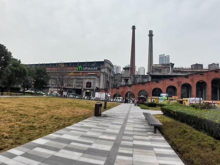 你以为在打卡,其实是走过历史痕迹,东郊记忆深处的秘密 在提到成都东郊记忆,大家想到的都是网红打卡、喝咖啡、拍美照。 这里很吵、很热闹、很年轻。今天这期视频,咱们不做走马观花的游客,咱们做一回历史法医。 我想带大家剥开网红滤镜这层皮,看看这片工厂,到底有什么故事?