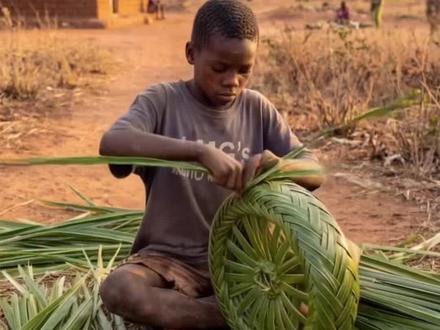 6岁男孩巧手编织椰叶玩具 #手工编织 #创意手工#AI创作浪潮计划